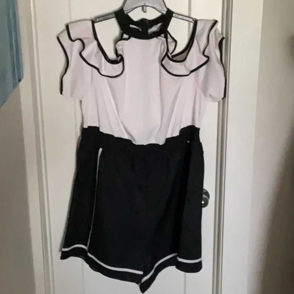 Chic Black and White Ruffled Dress - Picture 1 of 1